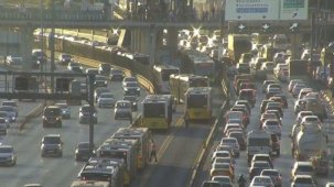 Metrobüs yayaya çarptı: 2 yaralı