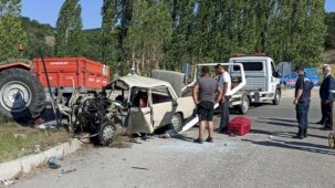Otomobil ile traktör çarpıştı: 3 kişi yaşamını yitirdi
