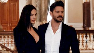 Tolgahan Sayışman'ın 48 yaşındaki kayınvalidesi Albana Abazi, güzelliğiyle olay oldu