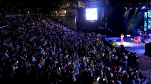 Yıldız Tilbe, normalleşmeyle başlayan ilk açık hava konserinde hayranlarıyla buluştu