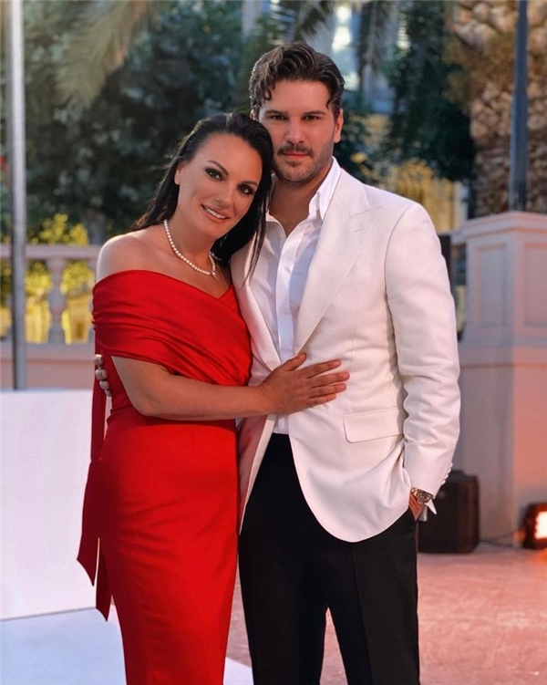 Tolgahan Sayışman'ın 48 yaşındaki kayınvalidesi Albana Abazi, güzelliğiyle olay oldu