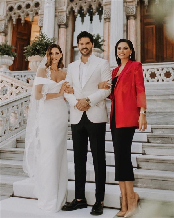 Tolgahan Sayışman'ın 48 yaşındaki kayınvalidesi Albana Abazi, güzelliğiyle olay oldu