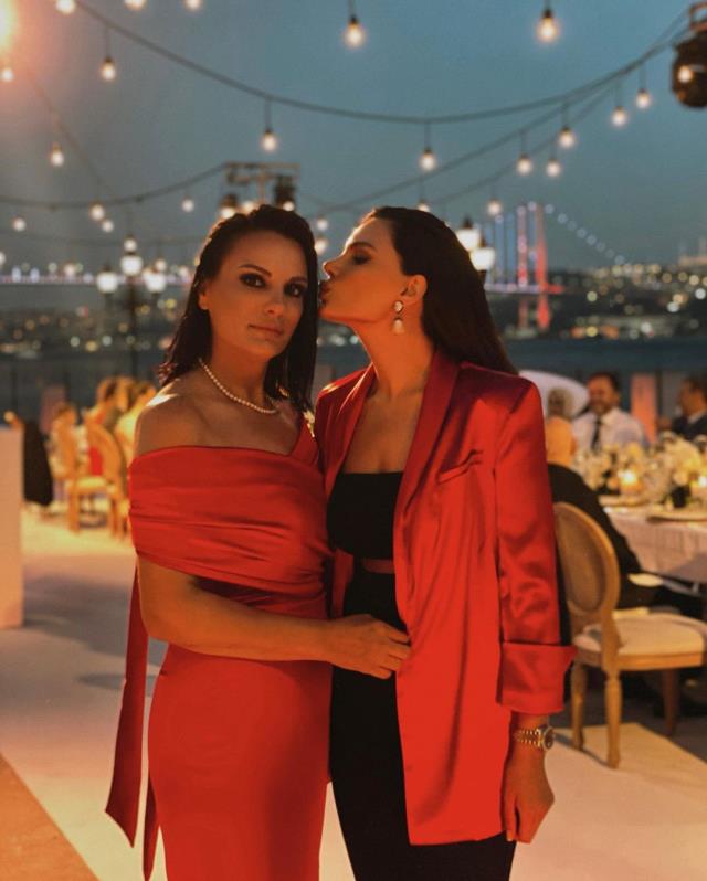 Tolgahan Sayışman'ın 48 yaşındaki kayınvalidesi Albana Abazi, güzelliğiyle olay oldu