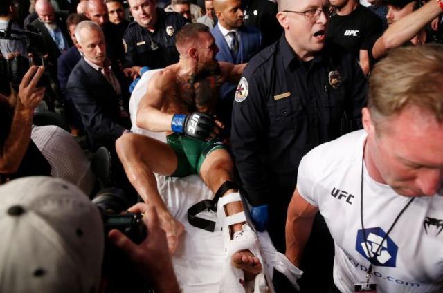 Conor McGregor'un Makus Talihi!  Trump' ın da İzlediği Maçta Ayağı Kırıldı!