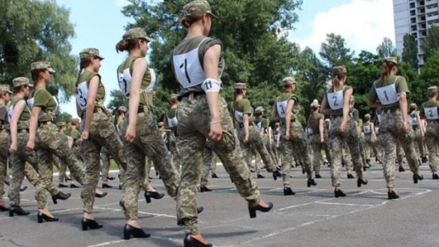 Ukrayna'da geçit töreni provasında kadın askerlere topuklu ayakkabı giydirilmesi ülkede kriz çıkardı