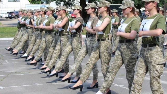 Ukrayna&#039;da geçit töreni provasında kadın askerlere topuklu ayakkabı giydirilmesi ülkede kriz çıkardı
