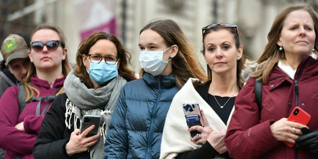 Uzmanlar "büyük kumar" diye yorumladı! Vakaların tavan yaptığı İngiltere'de maske zorunluluğu kaldırılıyor