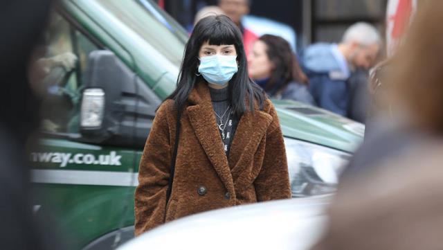 Uzmanlar "büyük kumar" diye yorumladı! Vakaların tavan yaptığı İngiltere'de maske zorunluluğu kaldırılıyor