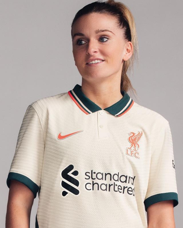 Yeni sezon formalarını tişört çeklinde tasarlayan Liverpool, bu alanda devrim başlattı