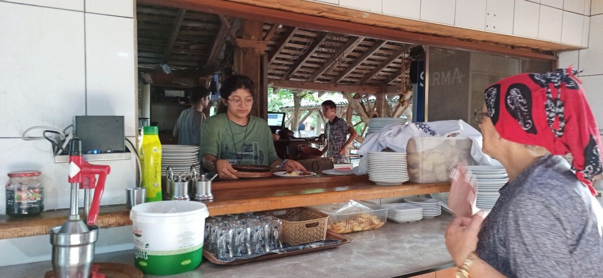 Afganistan’dan kaçan Nazila, resim çizerek hayata tutunuyor