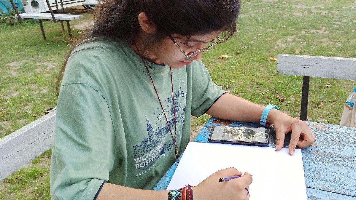 Afganistan’dan kaçan Nazila, resim çizerek hayata tutunuyor