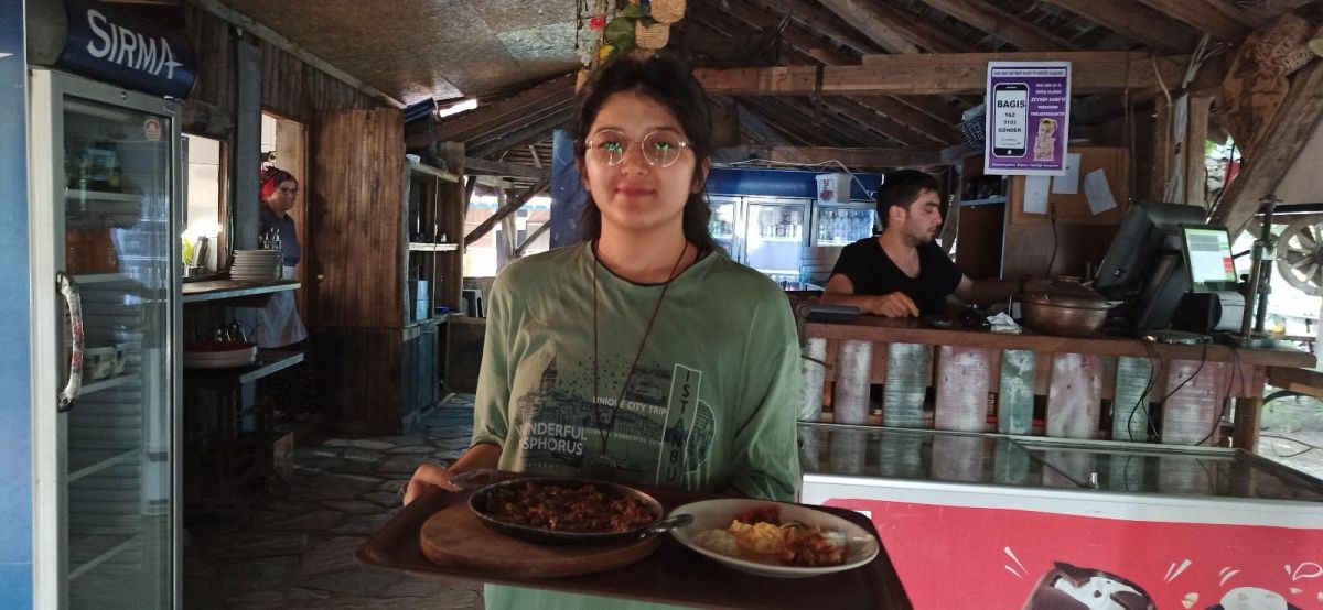 Afganistan’dan kaçan Nazila, resim çizerek hayata tutunuyor