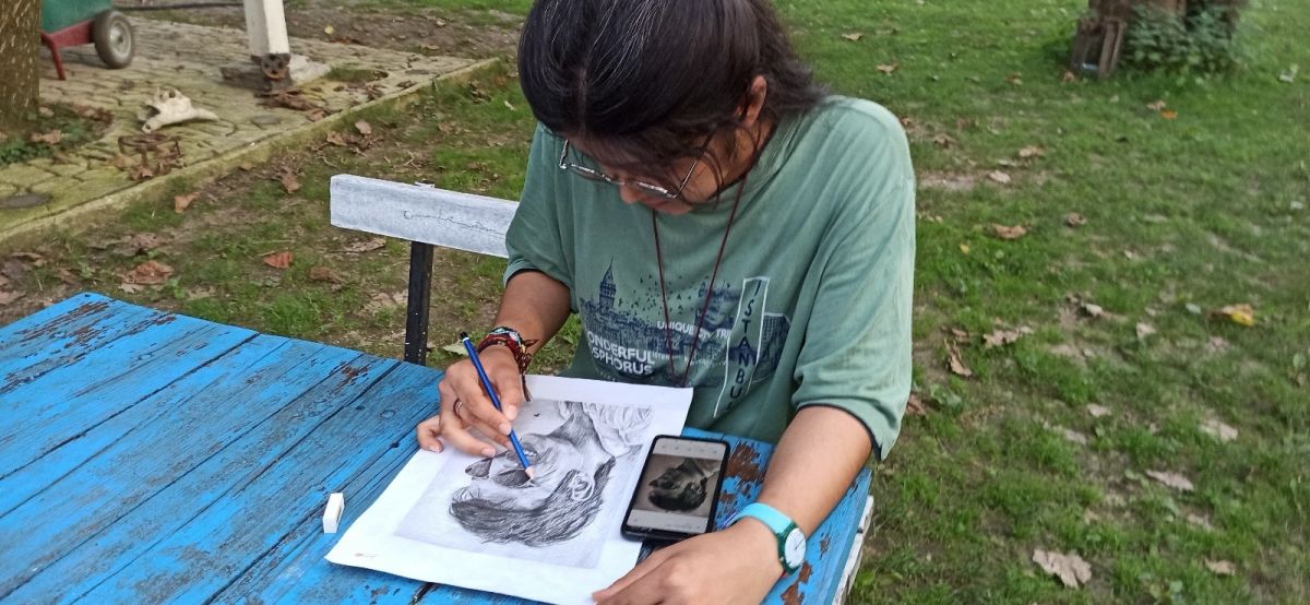 Afganistan’dan kaçan Nazila, resim çizerek hayata tutunuyor