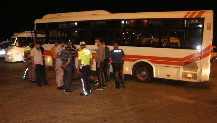 Arkadaşını boğazından yaraladı olay yerinden kaçtığı anda halk otobüsü çarptı