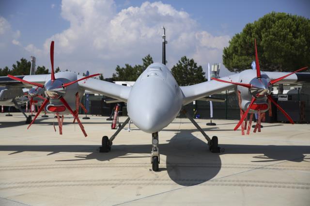 Cumhurbaşkanı Erdoğan, Akıncı TİHA'ya ilk imzayı attı