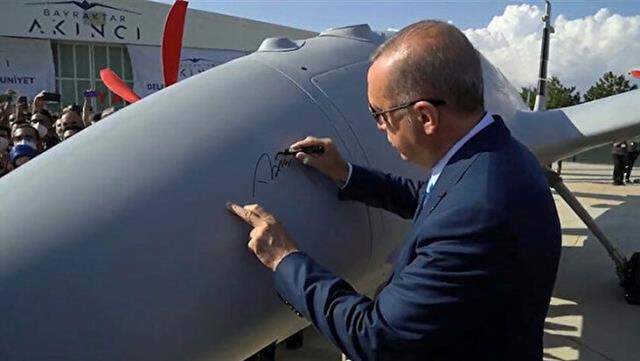 Cumhurbaşkanı Erdoğan, Akıncı TİHA'ya ilk imzayı attı