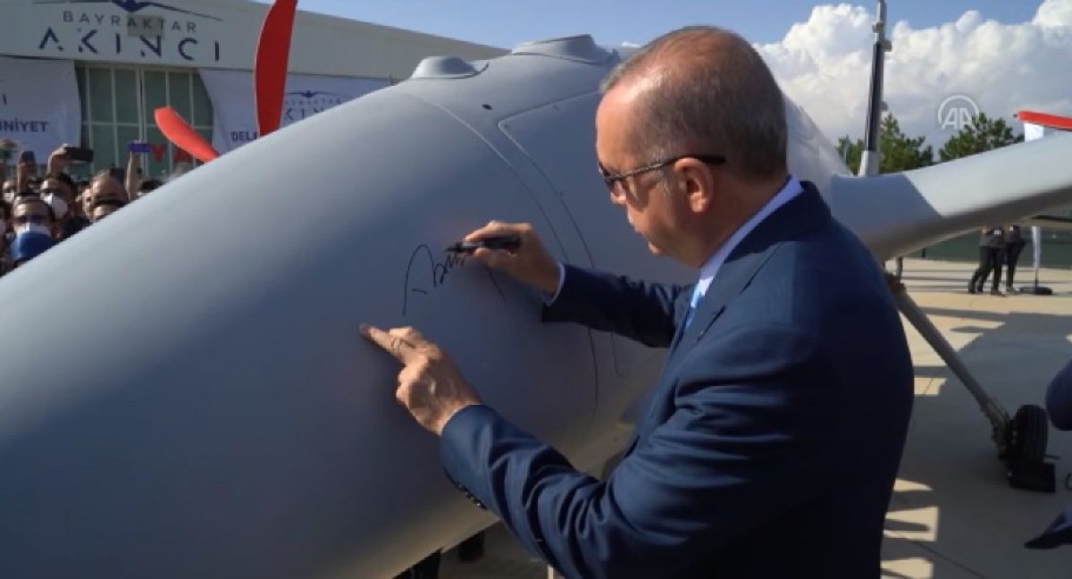 Cumhurbaşkanı Erdoğan, Bayraktar Akıncı TİHA'yı imzaladı