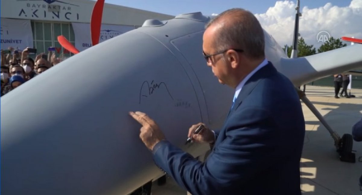 Cumhurbaşkanı Erdoğan, Bayraktar Akıncı TİHA'yı imzaladı