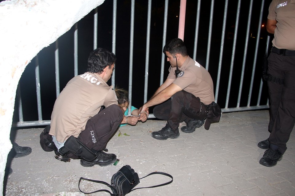 Korkuluklara Çıkan Kadına Kelepçeli müdahale