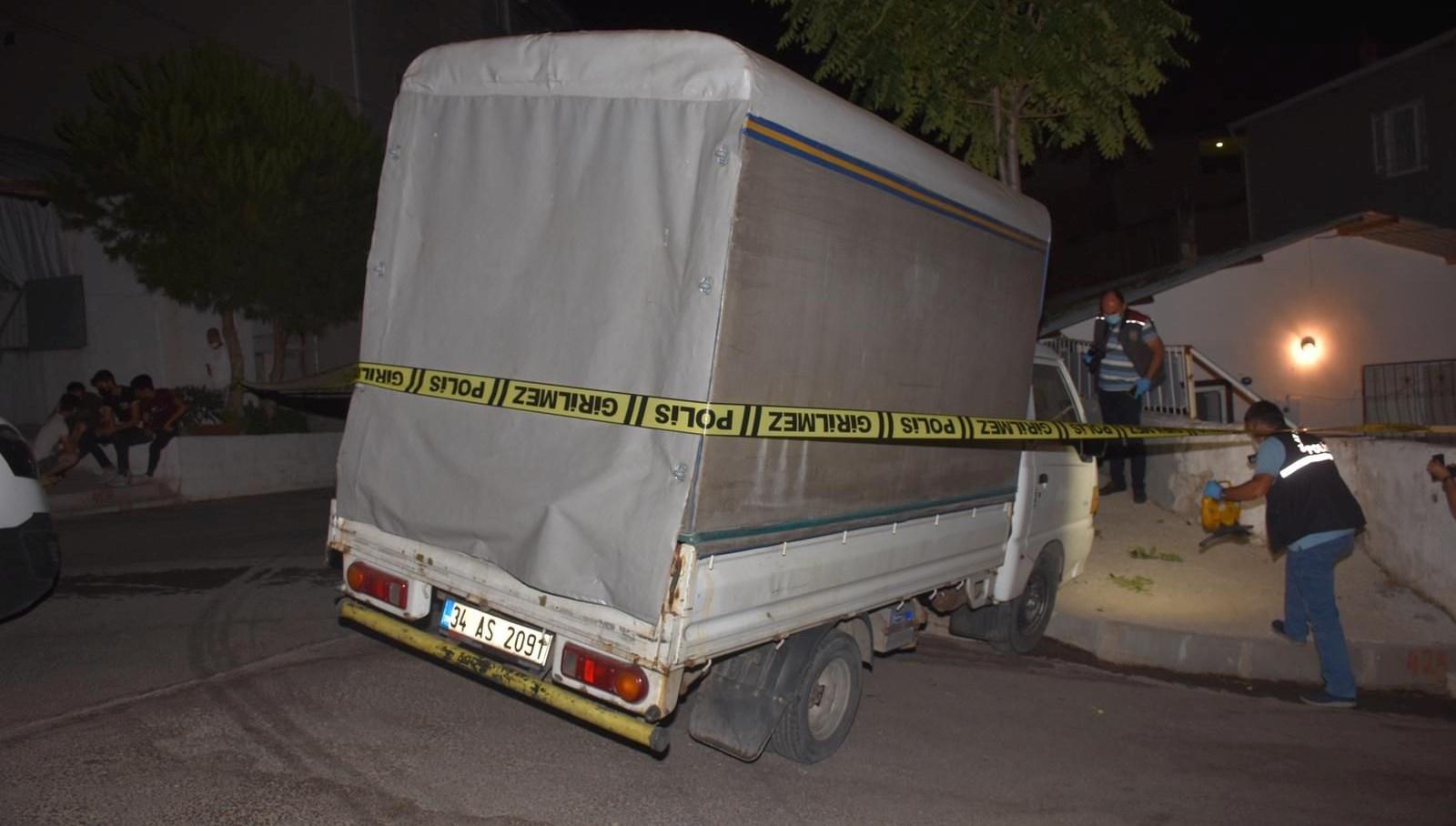 Kamyonet kaldırımda oturan çocuklara çarptı