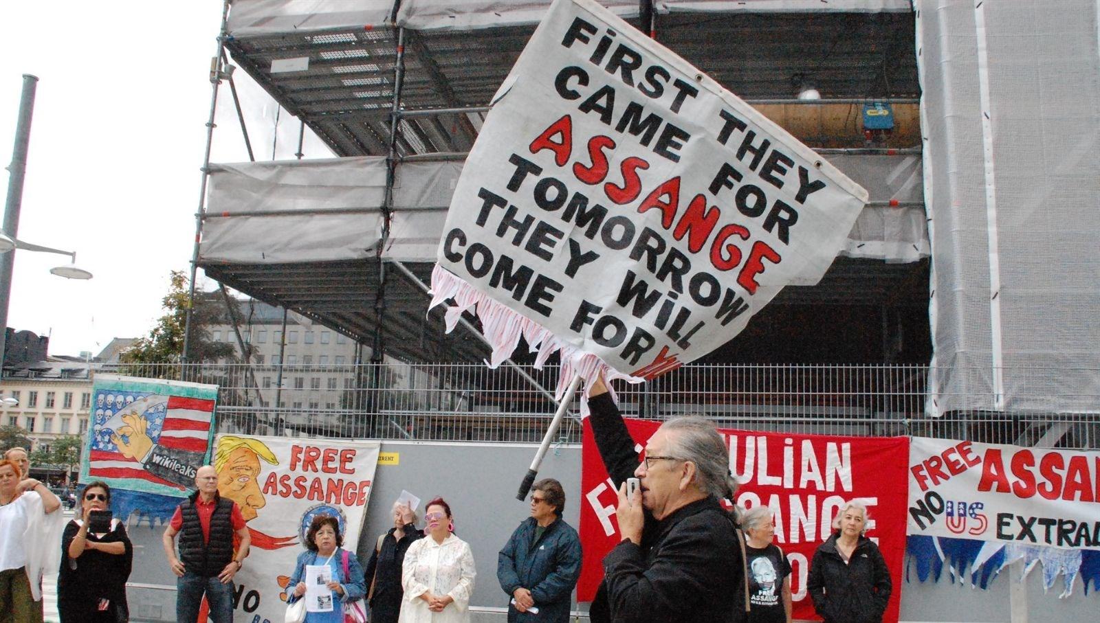 Julian Assange destekçileri İsveç'te protesto gösterisi düzenledi