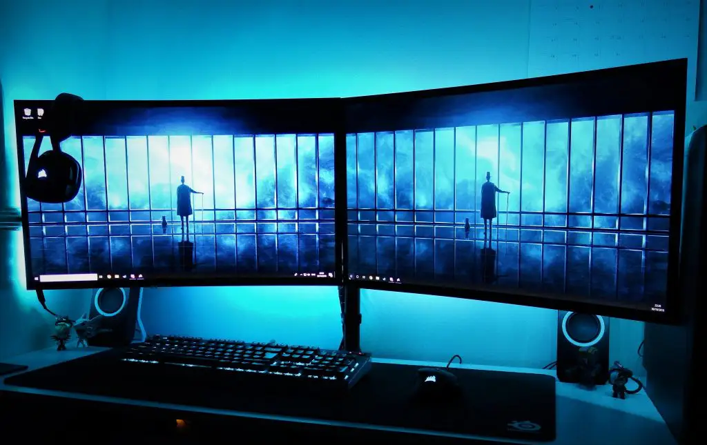 Kavisli ve Düz Monitör: Oyun İçin Hangisi Daha İyi?