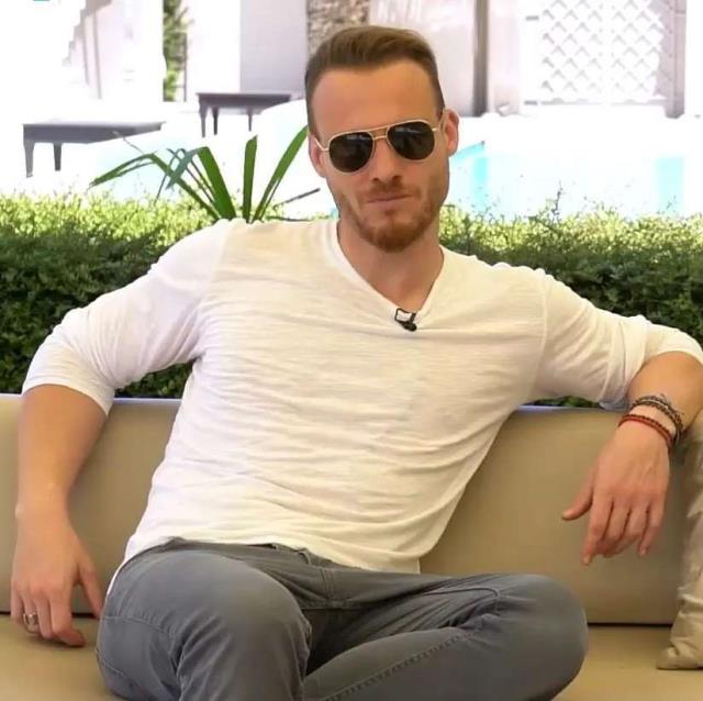 Kerem Bürsin'den "Kendini yakışıklı buluyor musun?" sorusuna cevap: Yakışıklı bulmuyorum