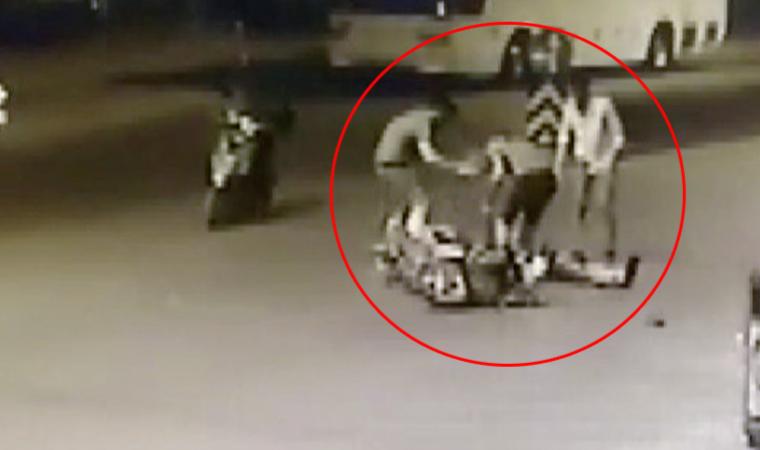 Minibüs, kazazedeye yardıma giden yurttaşların ortasına daldı