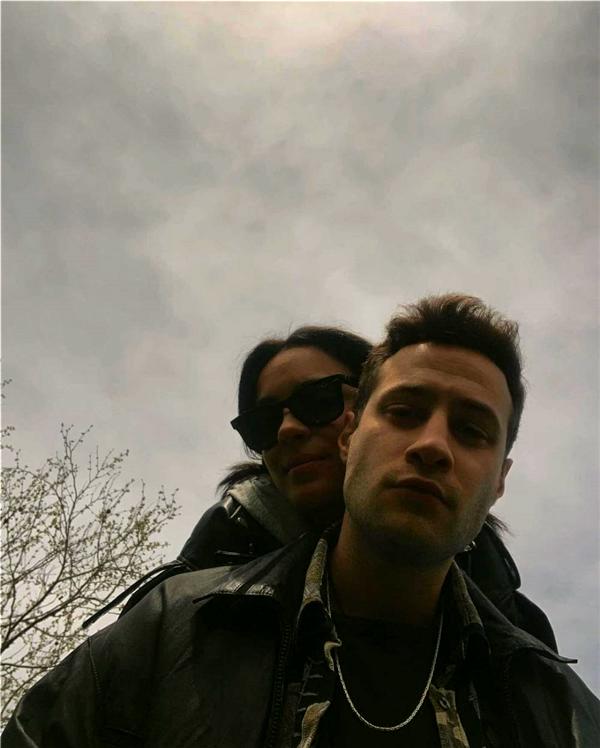 Oyuncu Ozan Dolunay bir süredir sosyal medya fenomeni Pelinay Yiğit ile aşk yaşıyor