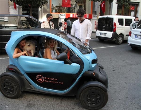 Özge Ulusoy Nişantaşı City's'de görüntülendi Model mini iki kişilik araçla AVM'ye gitti