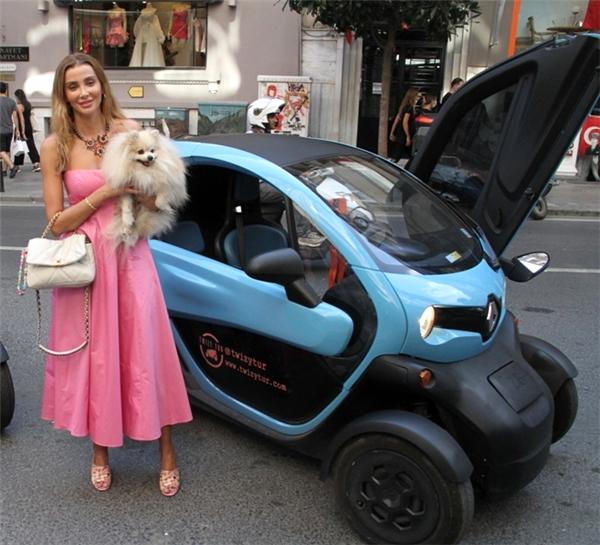 Özge Ulusoy Nişantaşı City's'de görüntülendi Model mini iki kişilik araçla AVM'ye gitti
