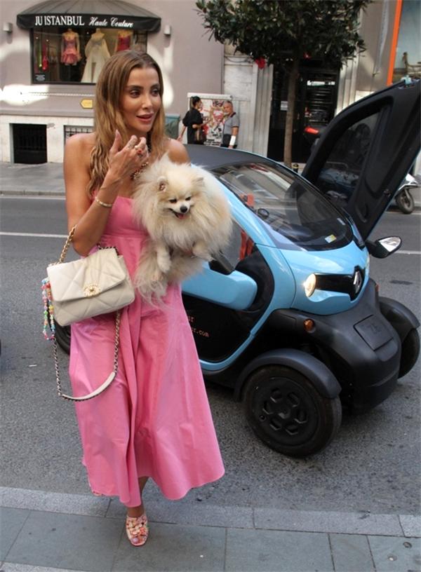 Özge Ulusoy Nişantaşı City's'de görüntülendi Model mini iki kişilik araçla AVM'ye gitti