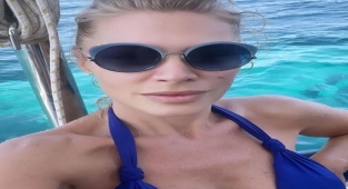 Seray Sever mavi bikini ile sosyal medyayı salladı