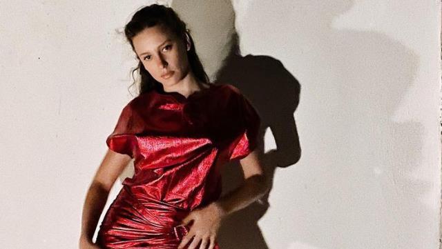 Oyuncu Serenay Sarıkaya mini elbiseli pozlarını paylaştı