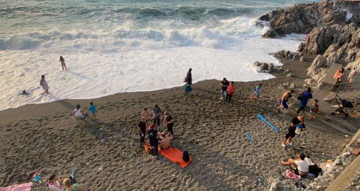 Şiddetli dalgalar arasında kaldı, imdadına çevredekiler yetişti: 'Bir anda dalgalar denize çekti'