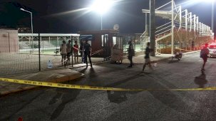 Halı sahada polislere ateş  açıldı