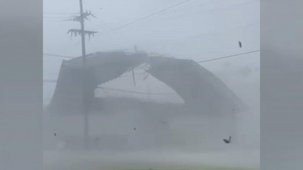 Louisiana'da Ida kasırgası çatıları uçurdu