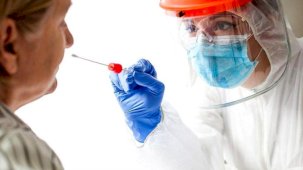 Uçaklara biniş şehirlerarası yolculuk konserler ve sinema salonlarında zorunlu PCR testi