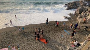 Şiddetli dalgalar arasında kaldı, imdadına çevredekiler yetişti: 'Bir anda dalgalar denize çekti'