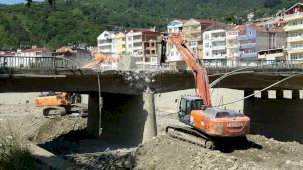Sinop'ta selde hasar gören 58 yıllık köprü yıkılıyor