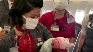 THY'nin tahliye uçuşunda Afgan bebek dünyaya geldi