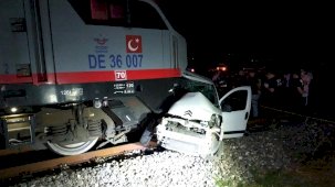 Hemzemin geçitte meydana gelen kazada 2 kişi yaşamını yitirdi