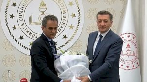 Ziya Selçuk Milli Eğitim Bakanlığı'nda yapılan bir merasimle vazifesini Mahmut Özer'e devretti
