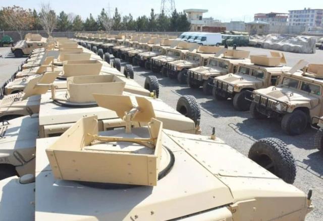 Taliban, ABD'den kalan silahları satılmak üzere Pakistan'a nakletmeye başladı