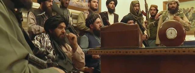 Taliban liderleri, Afganistan Cumhurbaşkanlığı Sarayı'nda! İşte bayrağı da kaldırdıkları yeni görüntüler