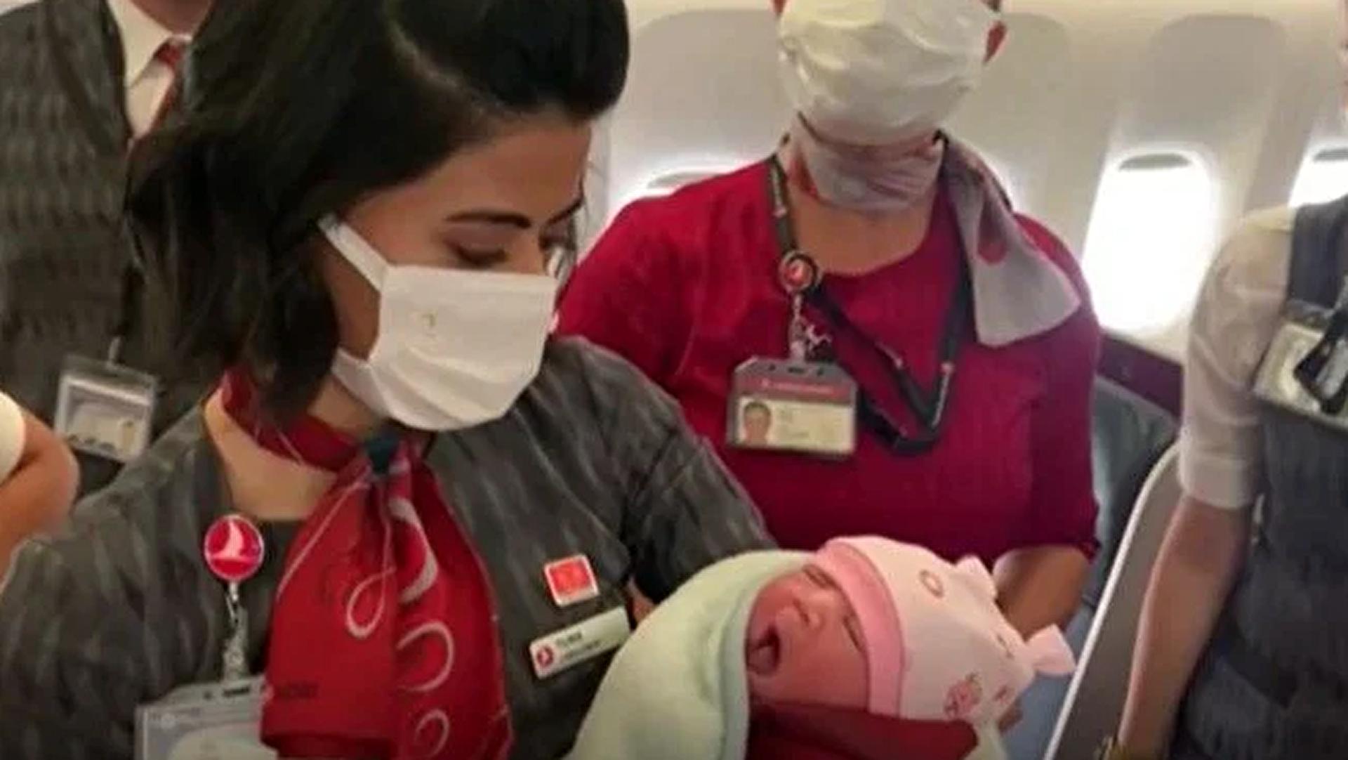 THY&#039;nin tahliye uçuşunda Afgan bebek dünyaya geldi