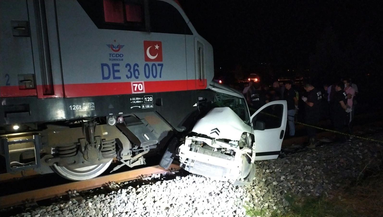 Hemzemin geçitte meydana gelen kazada 2 kişi yaşamını yitirdi