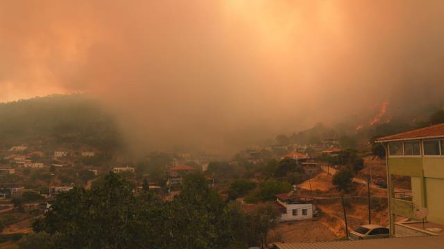 Yangınlar kontrol altına alındı derken Alevler yeniden yükselmeye başladı