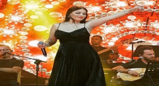 Zara konserinde giydiği siyah elbisesiyle yürek hoplattı