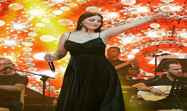 Zara konserinde giydiği siyah elbisesiyle yürek hoplattı